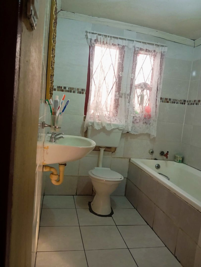 6 Bedroom Property for Sale in Upper Mchubakazi Eastern Cape